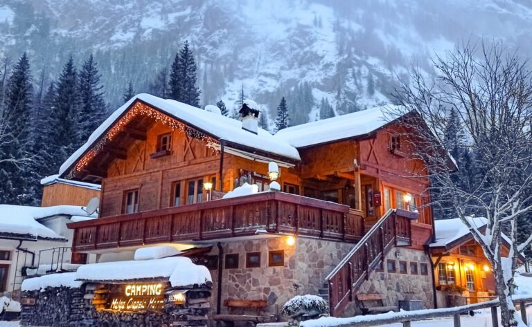 Fuga d’inverno tra neve e natura in stile accogliente