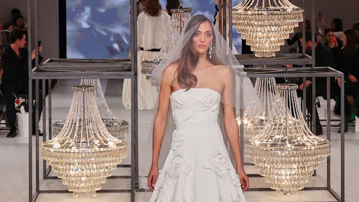 Il matrimonio a Capodanno è di tendenza: ecco l’abito da sposa perfetto per fare (letteralmente) i fuochi d’artificio