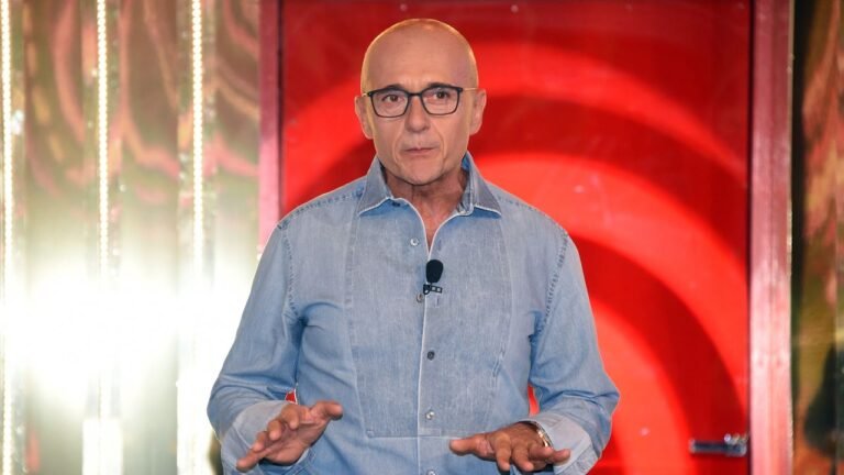 Le accuse di Fabrizio Corona e la risposta di Alfonso Signorini: «Ho già messo tutto in mano ai miei legali»