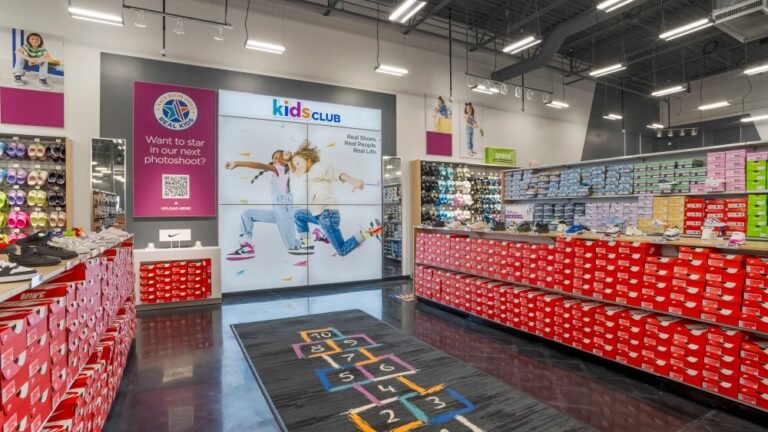 I prezzi delle scarpe diminuiscono nel novembre 2025 grazie alle calzature per bambini