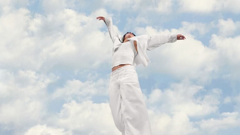 Il colore Pantone del 2026 è il Cloud Dancer. E, una sorpresa, è un bianco