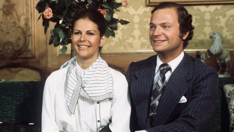 Ma che romantica la regina Silvia di Svezia! Dopo 50 anni indossa di nuovo la camicia del giorno del suo fidanzamento