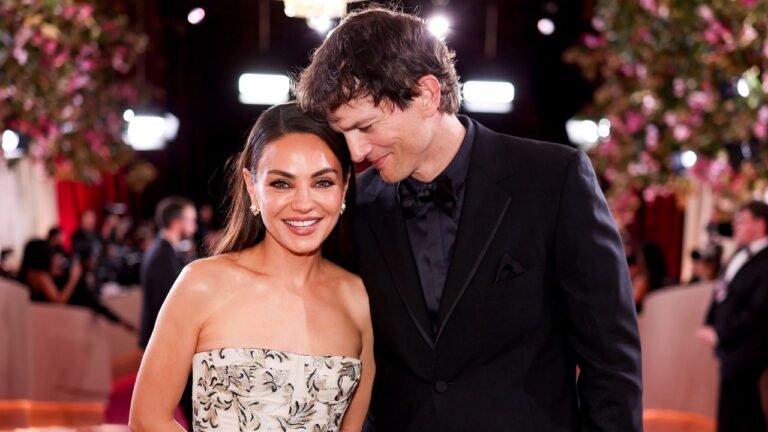Ashton Kutcher torna sulle voci secondo cui lui e la moglie Mila Kunis non si farebbero la doccia