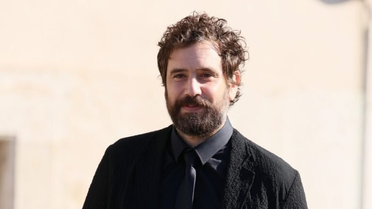 Tommaso Paradiso si sposa, il corteggiatore di Rocío Muñoz Morales e l’accompagnatore speciale di Arisa a Sanremo 2026