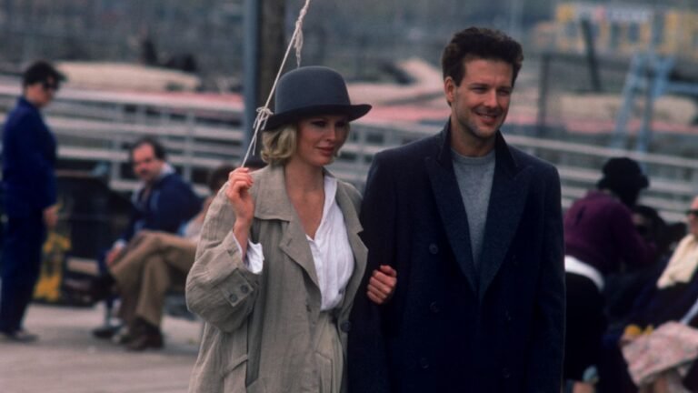 9 settimane e mezzo compie 40 anni: elogio del bellissimo guardaroba di Kim Basinger (perché oltre alla sottoveste c’era molto di più)