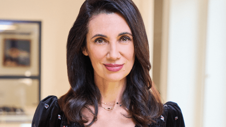 Csaba dalla Zorza: «Le buone maniere non sono mai facoltative. Il vero lusso è il tempo. La maternità? Rifarei tutto uguale. Oggi si ha paura dell’impegno, ma il matrimonio è un contratto»