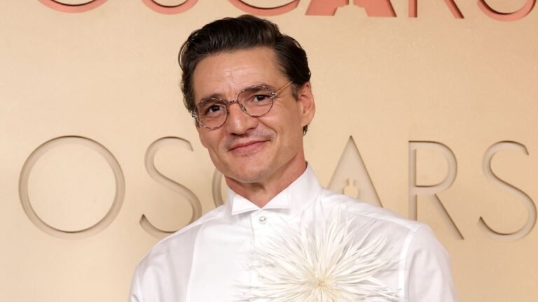 Pedro Pascal è il nuovo ambasciatore di Chanel, e il suo immaginario maschile si allarga ancora