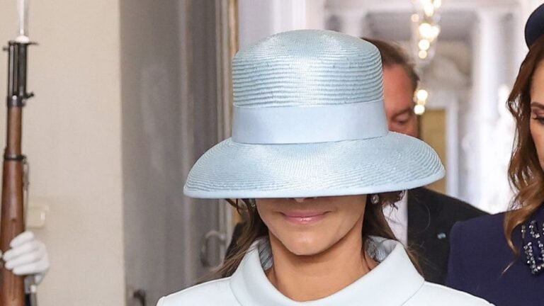 Per il compleanno di Carlo Gustavo di Svezia la famiglia reale sceglie tutte le sfumature di blu. Compresa la principessa misteriosa che si copre il volto con un cappello