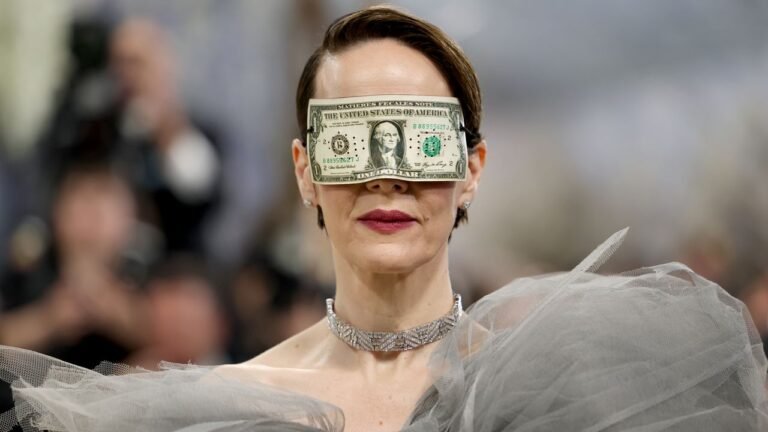 Sarah Paulson «accecata» dal denaro. Cosa significa la banconota indossata come maschera al Met Gala 2026?