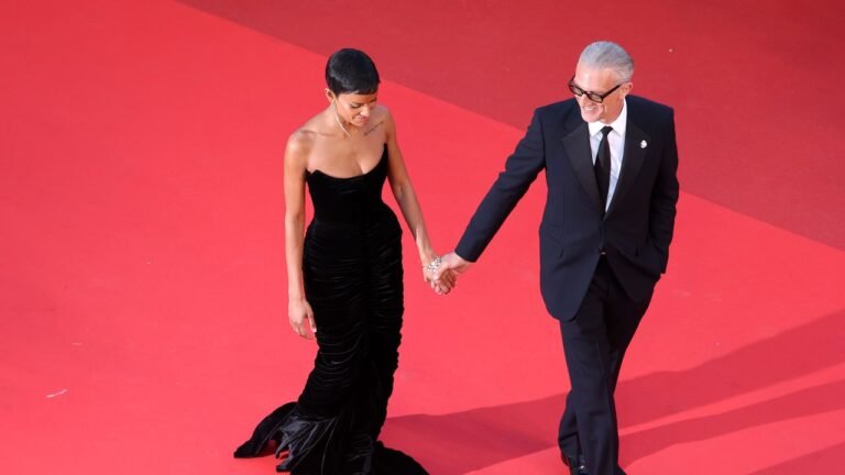Vincent Cassel e Narah Baptista innamorati, Isabelle Huppert e Catherine Deneuve insieme, l’annuncio di Barbara Palvin e un abbraccio inaspettato: il red carpet di Histoires Parallèles a Cannes 2026