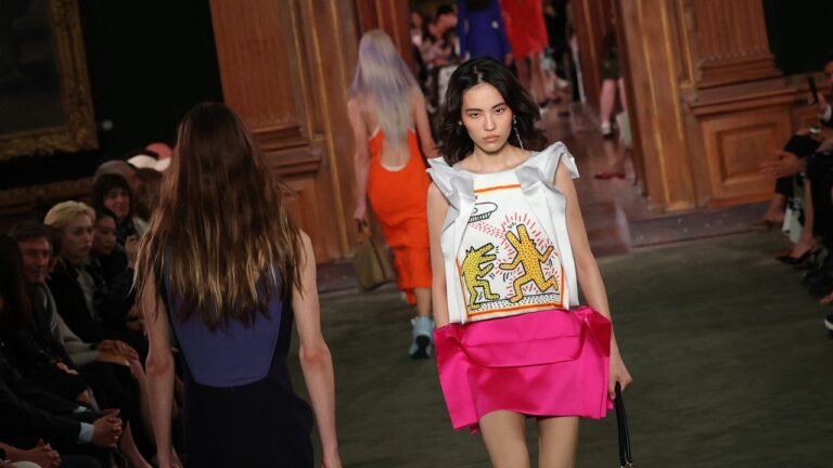 Una notte al museo per la sfilata Cruise 2027 di Louis Vuitton, tra opere d’arte e citazioni urbane