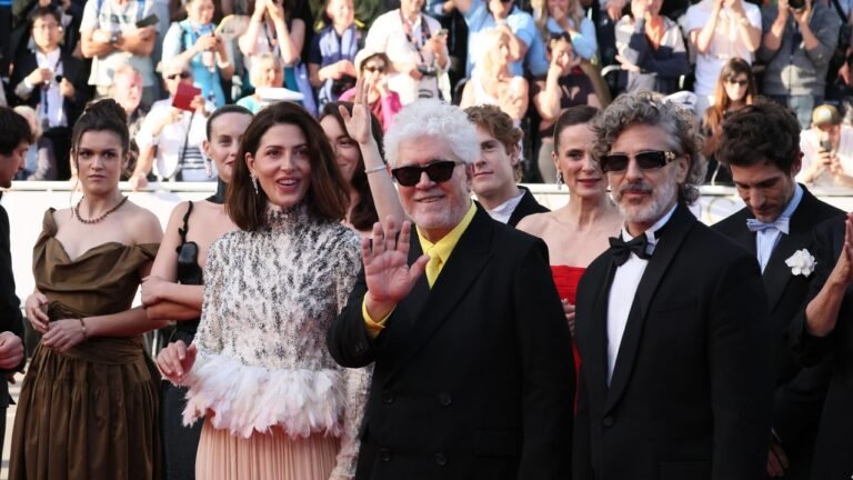 Pedro Almodóvar e il discorso che ha commosso Cannes, Rossy de Palma, Bárbara Lennie e il cast al completo: il red carpet di Amarga Navidad
