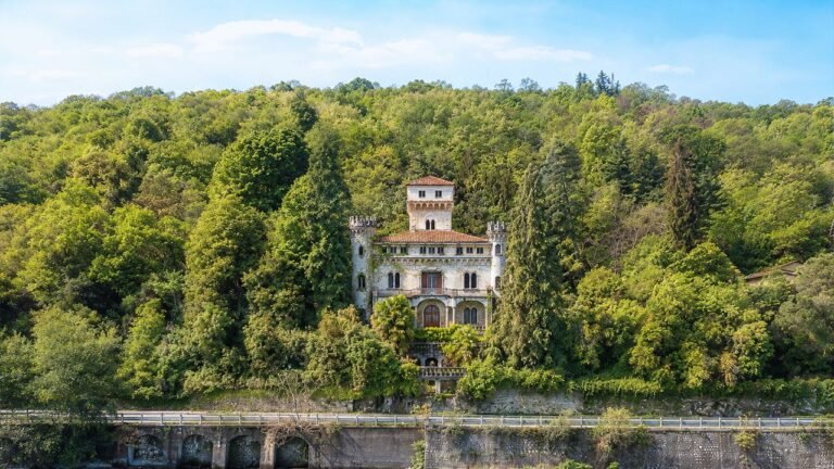 Lago Maggiore, il Castello Pellegrini, appartenuto a Gianfranco Ferré, è sul mercato