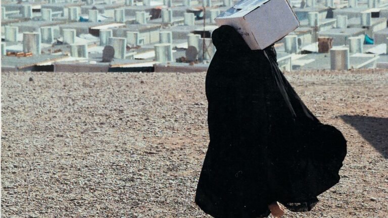 Out of Place, la mostra con le opere degli artisti rifugiati che raccontano cosa significa perdere una casa (e una vita)