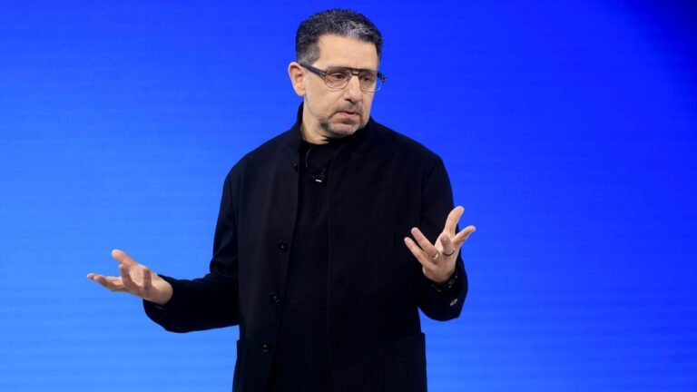 Panos Panay: un’anima mediterranea nel cuore tecnologico di Amazon