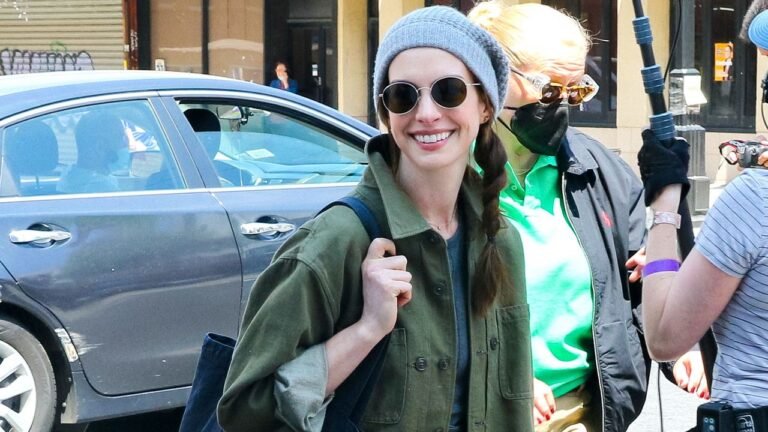 Anne Hathaway è pronta a giocare a basket con i figli in qualsiasi momento, e il suo stile ne giova. Ma esiste davvero il look da mamma di maschi?