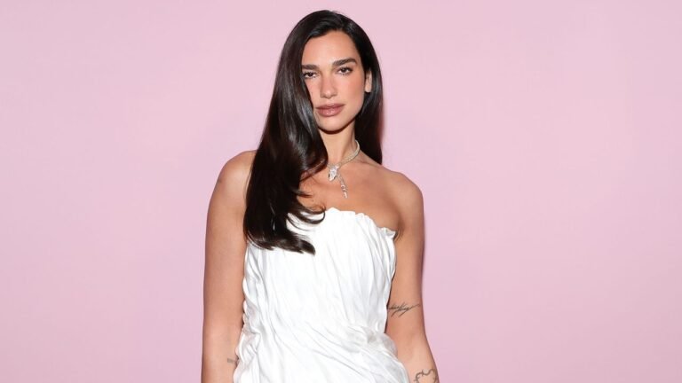 Dua Lipa, il primo look dell’attesissimo matrimonio siciliano punta tutto sulle piume