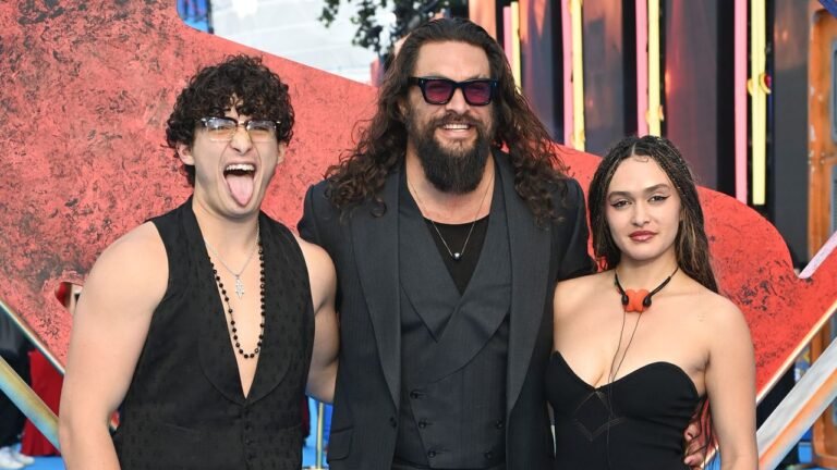 Jason Momoa porta i figli sul red carpet e si commuove: «Mio figlio ha 16 anni ed era sul set con Zendaya. Io ero lì a piangere»