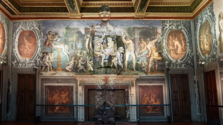 Liu Bolin, l’uomo che è riuscito a diventare invisibile per insegnarci a guardare. Qui la sua intervista