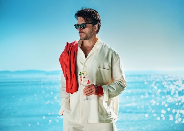 Jonathan Bailey diventa il nuovo volto di Martini Man