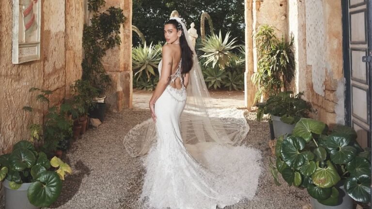 Dua Lipa, ecco finalmente il vestito da sposa: è Chanel (ovviamente) e segna il debutto nuziale di Matthieu Blazy
