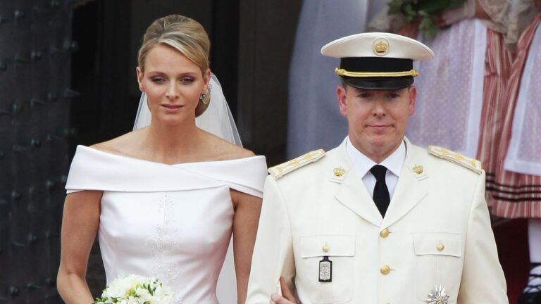 Quindici anni fa le nozze di Charlène di Monaco e del principe Alberto: ricordiamo una sposa firmatissima (e senza tiara) divisa tra Karl Lagerfeld e Giorgio Armani