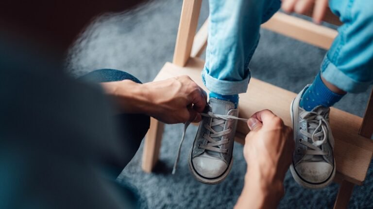 Con l’avvicinarsi del rientro a scuola, i prezzi delle scarpe per bambini stanno aumentando