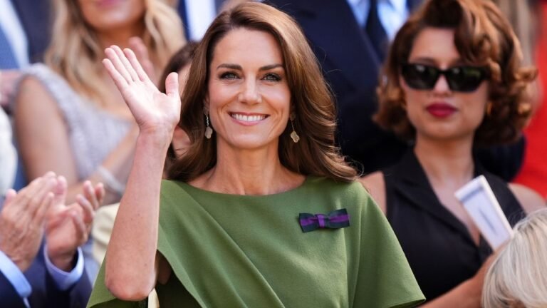 Kate Middleton, l’omaggio a Wimbledon passa da un sofisticato abito verde come il manto erboso che ha reso celebre il torneo (e tutti i look delle celebrità presenti)