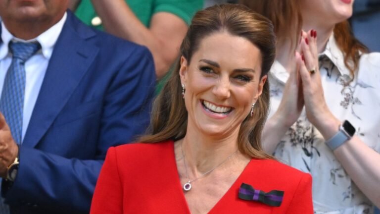 A Wimbledon Kate Middleton indossa un abito rosso «pomodoro brillante», il colore più cool dell’estate britannica