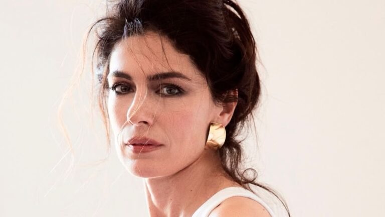 Anna Valle: «A 50 anni non ho paura della menopausa. Ho paura di non esserci per le persone che amo»